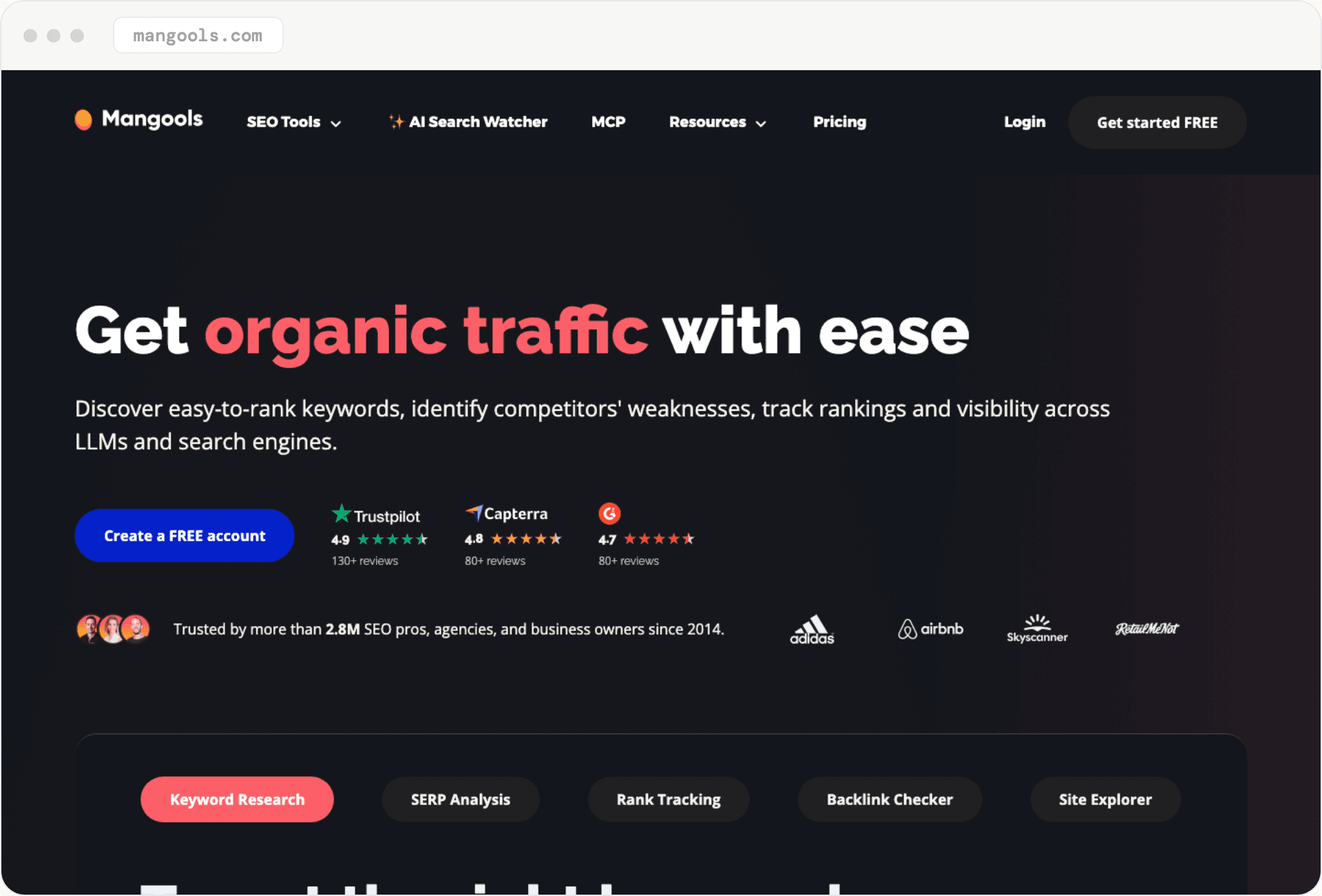 Startseite von Mangools: „Get organic traffic with ease“, mit Button „Create a FREE account“ über Tabs für Keyword-Recherche, SERP-Analyse und Rank-Tracking.